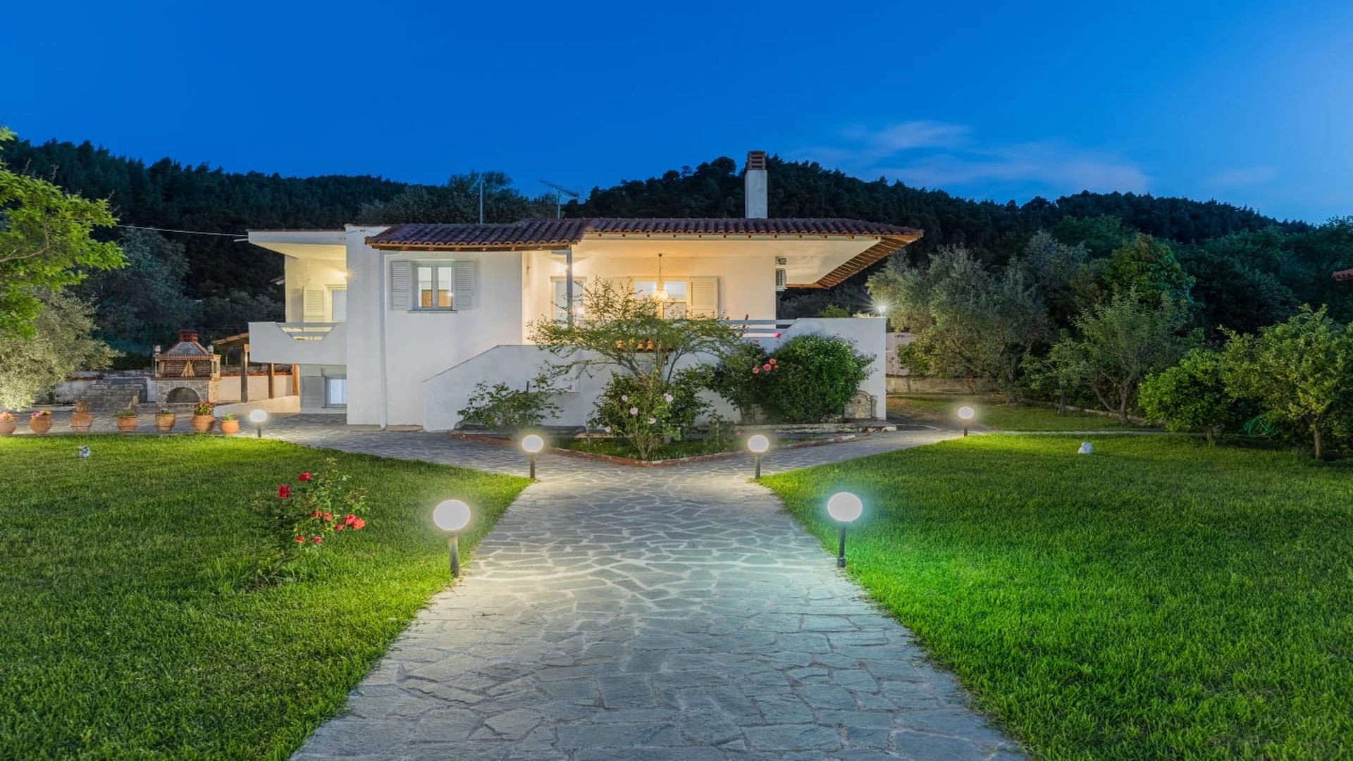 M&M Villas by night